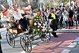 Rosenmontag 2025-03-03 151  „Just Married“ und dann Rosenmontag - Ein ungewöhnlicher Start in den Rosenmontag. Im Standesamt geben sich vor OB Sören Link Lara und Chris Loosen das Ja-Wort. Dann Prinzenwecken vor dem IntercityHotel. Im Rathaus geht es weiter mit dem Prinzenfrühstück im Ratssaal. Prinz Holger II. und Hofmarschälle erhalten den „Stern“ und gehören jetzt zum „Club der alten Herrn“. Bei  Kaiserwetter dann der Umzug durch die Stadt. Bei der After-Zug-Party ist dann Schluss, die Crew werden nach einer erfolgreichen Session verabschiedet. : DVPJ, Holger II, Phil II., Prinz Karneval, Prinz, Prinzessin Mia I., Hofmarschälle, Page, Pagen, Paginnen, HDK, Duisburg, Karneval, Helau, Tollität, Event, Session 2024, Session 2025, HDK Duisburg, Hauptausschuss, Hauptausschuss Karneval Duisburg, Duisburg ist echt