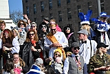 Rosenmontag 2025-03-03 160  „Just Married“ und dann Rosenmontag - Ein ungewöhnlicher Start in den Rosenmontag. Im Standesamt geben sich vor OB Sören Link Lara und Chris Loosen das Ja-Wort. Dann Prinzenwecken vor dem IntercityHotel. Im Rathaus geht es weiter mit dem Prinzenfrühstück im Ratssaal. Prinz Holger II. und Hofmarschälle erhalten den „Stern“ und gehören jetzt zum „Club der alten Herrn“. Bei  Kaiserwetter dann der Umzug durch die Stadt. Bei der After-Zug-Party ist dann Schluss, die Crew werden nach einer erfolgreichen Session verabschiedet. : DVPJ, Holger II, Phil II., Prinz Karneval, Prinz, Prinzessin Mia I., Hofmarschälle, Page, Pagen, Paginnen, HDK, Duisburg, Karneval, Helau, Tollität, Event, Session 2024, Session 2025, HDK Duisburg, Hauptausschuss, Hauptausschuss Karneval Duisburg, Duisburg ist echt