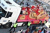 Rosenmontag 2025-03-03 171  „Just Married“ und dann Rosenmontag - Ein ungewöhnlicher Start in den Rosenmontag. Im Standesamt geben sich vor OB Sören Link Lara und Chris Loosen das Ja-Wort. Dann Prinzenwecken vor dem IntercityHotel. Im Rathaus geht es weiter mit dem Prinzenfrühstück im Ratssaal. Prinz Holger II. und Hofmarschälle erhalten den „Stern“ und gehören jetzt zum „Club der alten Herrn“. Bei  Kaiserwetter dann der Umzug durch die Stadt. Bei der After-Zug-Party ist dann Schluss, die Crew werden nach einer erfolgreichen Session verabschiedet. : DVPJ, Holger II, Phil II., Prinz Karneval, Prinz, Prinzessin Mia I., Hofmarschälle, Page, Pagen, Paginnen, HDK, Duisburg, Karneval, Helau, Tollität, Event, Session 2024, Session 2025, HDK Duisburg, Hauptausschuss, Hauptausschuss Karneval Duisburg, Duisburg ist echt