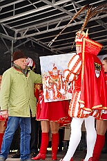 03 Biwak Ehreng Buergergrd 2026-02-14 15  Am Nelkensamstag, 14. Februar - Nach dem Wecken der Kinderprinezcrew, dem Besuch des Kinderkarnevalszugs in Hamborm und des Biwaks der Ehrengarde mit der Bürgergarde vor dem Forum, standen dann die letzten Saalveranstaltungen am Abend auf dem Programm. Wir bedanken uns nochmals für die tollen Geschenke die wir dort erhalten haben. : DVPJ, Toni I, Jules I., Prinz Karneval, Prinz, Prinzessin Aileen I., Hofmarschälle, Page, Pagen, Paginnen, HDK, Duisburg, Karneval, Helau, Tollität, Event, Session 2025, Session 2025, HDK Duisburg, Hauptausschuss, Hauptausschuss Karneval Duisburg, Duisburg ist echt